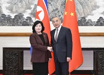 Wang Yi (P) i Choe Son Hui (L)