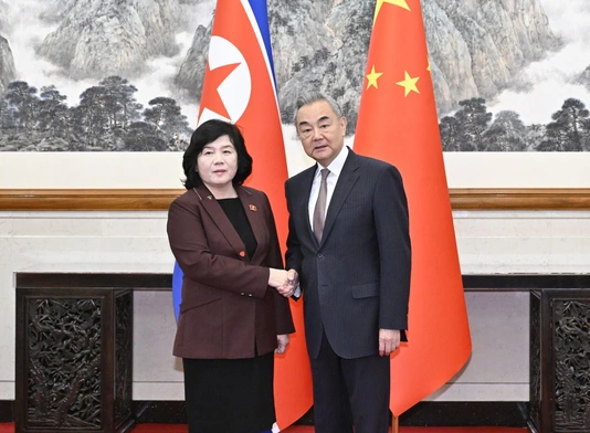 Wang Yi (P) i Choe Son Hui (L)