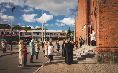 Kwadrans, gdy ulica staje się kaplicą