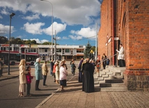 Kwadrans, gdy ulica staje się kaplicą
