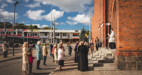 Kwadrans, gdy ulica staje się kaplicą