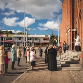 Kwadrans, gdy ulica staje się kaplicą