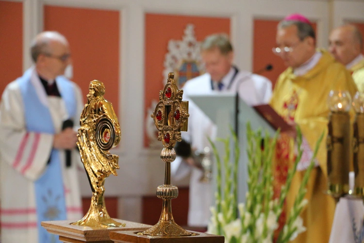 Smardzewo. Wprowadzenie relikwii św. Andrzeja Boboli i bł. kard. Stefana Wyszyńskiego