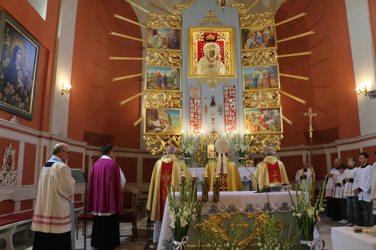 Smardzewo. Wprowadzenie relikwii św. Andrzeja Boboli i bł. kard. Stefana Wyszyńskiego