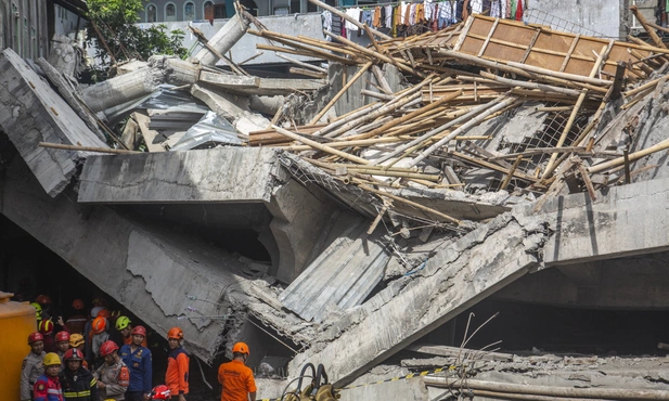 Indonezja: Co najmniej 65 osób uwięzionych pod gruzami po zawaleniu się szkoły