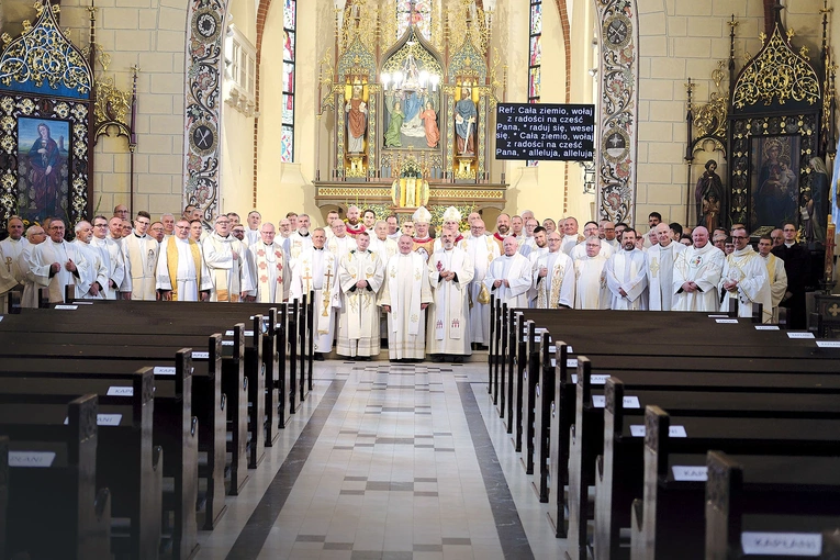 Wspólne zdjęcie księży uczestniczących w spotkaniu. 