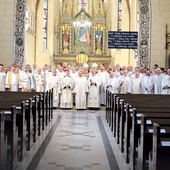 Wspólne zdjęcie księży uczestniczących w spotkaniu. 