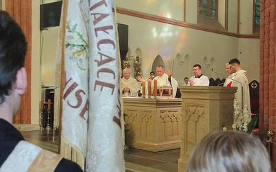 Na Eucharystii obecny był poczet sztandarowy liceum Dubois.