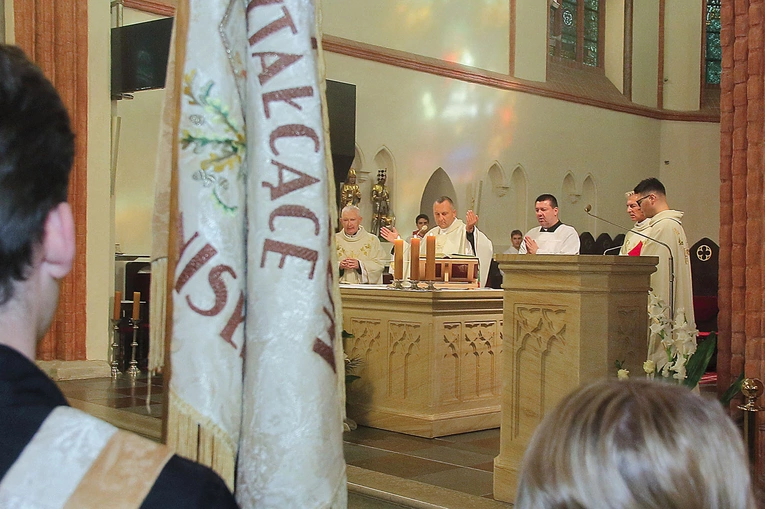 Na Eucharystii obecny był poczet sztandarowy liceum Dubois.