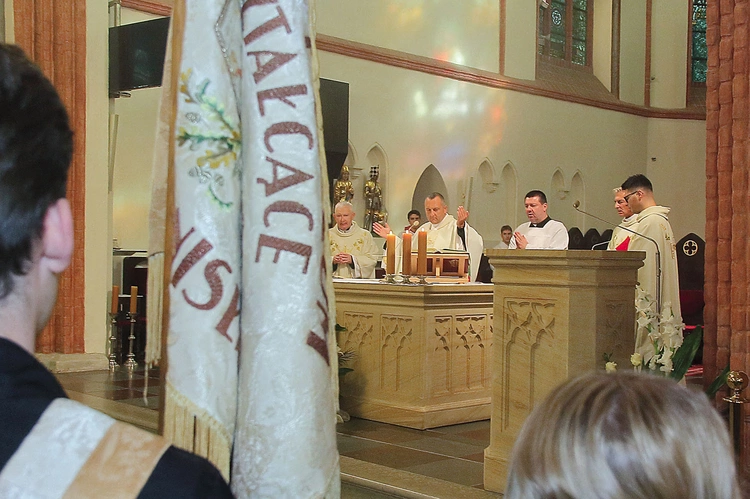 Na Eucharystii obecny był poczet sztandarowy liceum Dubois.
