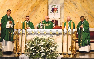 Bp Piotr Greger przewodniczył  Mszy św. w intencji Beskidzkiego Centrum Onkologii  im. Jana Pawła II. 