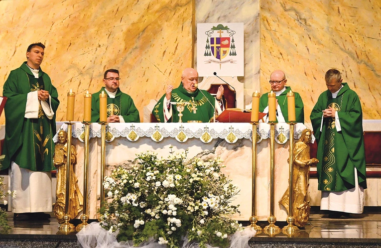 Bp Piotr Greger przewodniczył  Mszy św. w intencji Beskidzkiego Centrum Onkologii  im. Jana Pawła II. 