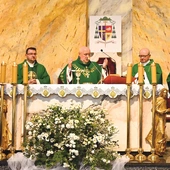 Bp Piotr Greger przewodniczył  Mszy św. w intencji Beskidzkiego Centrum Onkologii  im. Jana Pawła II. 