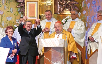 Parafianie prezentujący cegłę wyjętą  z drzwi rzymskiej bazyliki  – znak jedności Złotych Łanów z Kościołem powszechnym.