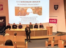 W dyskusji wzięli udział jałmużnicy diecezjalni z całej Polski:  (od lewej) ks. Marcin Szczerbiński, jałmużnik archidiecezji warszawskiej, ks. Mirosław Tosza, jałmużnik diecezji sosnowieckiej, ks. Mariusz Setlak, jałmużnik diecezji gliwickiej, ks. Tomasz Koryciorz, jałmużnik archidiecezji katowickiej, Paweł Trawka, jałmużnik archidiecezji wrocławskiej, i s. Aldona Skrzypiec, jałmużnik diecezji opolskiej, a także prowadzący Marcin Jakimowicz. 