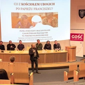 W dyskusji wzięli udział jałmużnicy diecezjalni z całej Polski:  (od lewej) ks. Marcin Szczerbiński, jałmużnik archidiecezji warszawskiej, ks. Mirosław Tosza, jałmużnik diecezji sosnowieckiej, ks. Mariusz Setlak, jałmużnik diecezji gliwickiej, ks. Tomasz Koryciorz, jałmużnik archidiecezji katowickiej, Paweł Trawka, jałmużnik archidiecezji wrocławskiej, i s. Aldona Skrzypiec, jałmużnik diecezji opolskiej, a także prowadzący Marcin Jakimowicz. 