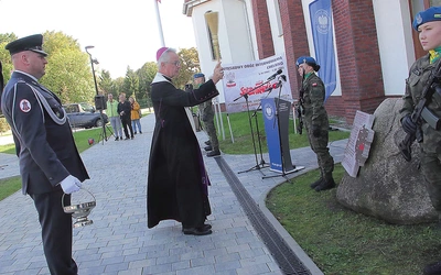 Bp Lechowicz błogosławi obelisk z tablicą upamiętniającą represjonowanych. W spotkaniu wzięli udział przedstawiciele Stowarzyszenia Osób Internowanych „Chełminiacy 1982”, IPN, organizacji kombatanckich, Solidarności, samorządu, wojska oraz oświaty. 