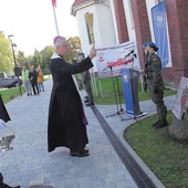 Bp Lechowicz błogosławi obelisk z tablicą upamiętniającą represjonowanych. W spotkaniu wzięli udział przedstawiciele Stowarzyszenia Osób Internowanych „Chełminiacy 1982”, IPN, organizacji kombatanckich, Solidarności, samorządu, wojska oraz oświaty. 