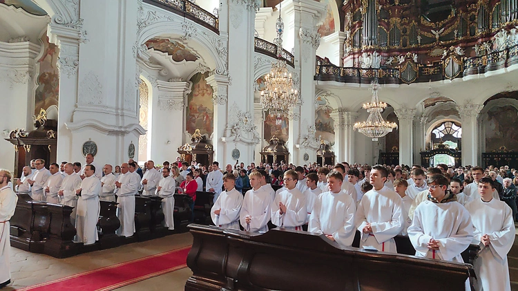  Bazylika zapełniła się tymi, którzy odkrywają powołanie do służby Panu przy ołtarzu.