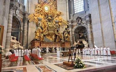 Msza św. przy ołtarzu Cathedra Petri w bazylice watykańskiej.