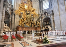 Msza św. przy ołtarzu Cathedra Petri w bazylice watykańskiej.