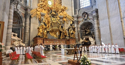 Msza św. przy ołtarzu Cathedra Petri w bazylice watykańskiej.