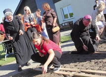 Bp Zadarko z uczestnikami inicjatywy zasadził cebule żonkili w hospicyjnym ogrodzie. Jak co roku w wydarzenie angażują się uczniowie i wolontariusze, m.in. z darłowskiego Zespołu Szkół Morskich.