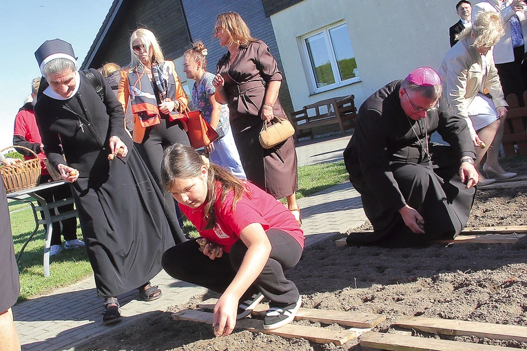 Bp Zadarko z uczestnikami inicjatywy zasadził cebule żonkili w hospicyjnym ogrodzie. Jak co roku w wydarzenie angażują się uczniowie i wolontariusze, m.in. z darłowskiego Zespołu Szkół Morskich.