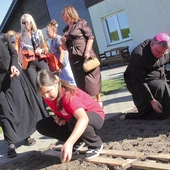 Bp Zadarko z uczestnikami inicjatywy zasadził cebule żonkili w hospicyjnym ogrodzie. Jak co roku w wydarzenie angażują się uczniowie i wolontariusze, m.in. z darłowskiego Zespołu Szkół Morskich.