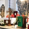 Niejednokrotnie Eucharystii przewodniczy biskup łowicki Wojciech Osial. 