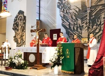 Niejednokrotnie Eucharystii przewodniczy biskup łowicki Wojciech Osial. 