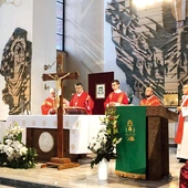 Niejednokrotnie Eucharystii przewodniczy biskup łowicki Wojciech Osial. 