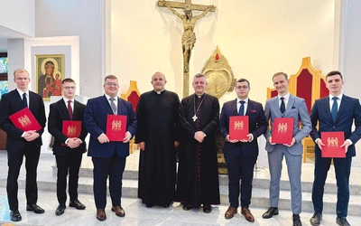 Nowi alumni z bp. Romanem Pindlem i ks. wicerektorem Jackiem Moskalem. 