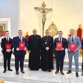 Nowi alumni z bp. Romanem Pindlem i ks. wicerektorem Jackiem Moskalem. 