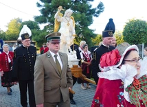 Reprezentanci parafii wnieśli kopię rzeźby do kościoła.
