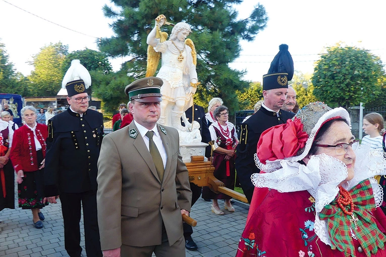 Reprezentanci parafii wnieśli kopię rzeźby do kościoła.