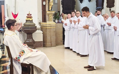Każdy z kandydatów indywidualnie przed biskupem wyraził swoją wolę i gotowość do służby. 