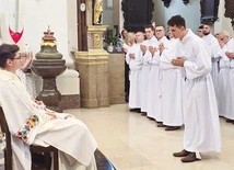 Każdy z kandydatów indywidualnie przed biskupem wyraził swoją wolę i gotowość do służby. 