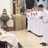 Każdy z kandydatów indywidualnie przed biskupem wyraził swoją wolę i gotowość do służby. 