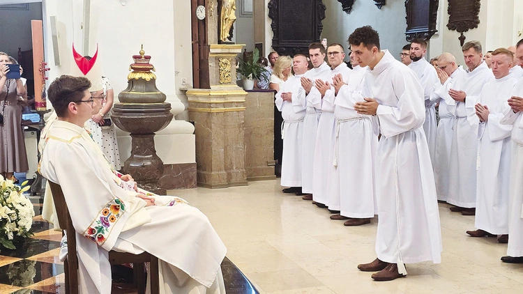 Każdy z kandydatów indywidualnie przed biskupem wyraził swoją wolę i gotowość do służby. 
