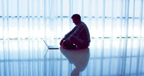  Świat wirtualny istnieje w umyśle, ale w realności  jest pusty, jest przez to bardzo bliski psychozie, której domeną  jest brak kontaktu z prawdziwie istniejącym światem zewnętrznym.  