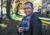 Mariusz Staniszewski  dziennikarz, pisarz. Pracował  m.in. w „Rzeczpospolitej”, „Wprost”,  „Do Rzeczy”, był członkiem zarządu  Polskiegwo Radia. Autor powieści sensacyjnych  „Kartel” i „Wyższe sfery” (Zysk i S-Ka) oraz publicystycznej książki  „Polska wojna kulturowa”. 