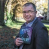 Mariusz Staniszewski  dziennikarz, pisarz. Pracował  m.in. w „Rzeczpospolitej”, „Wprost”,  „Do Rzeczy”, był członkiem zarządu  Polskiegwo Radia. Autor powieści sensacyjnych  „Kartel” i „Wyższe sfery” (Zysk i S-Ka) oraz publicystycznej książki  „Polska wojna kulturowa”. 