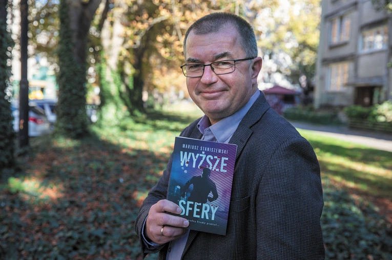 Mariusz Staniszewski  dziennikarz, pisarz. Pracował  m.in. w „Rzeczpospolitej”, „Wprost”,  „Do Rzeczy”, był członkiem zarządu  Polskiegwo Radia. Autor powieści sensacyjnych  „Kartel” i „Wyższe sfery” (Zysk i S-Ka) oraz publicystycznej książki  „Polska wojna kulturowa”. 