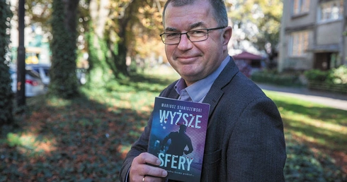 Mariusz Staniszewski  dziennikarz, pisarz. Pracował  m.in. w „Rzeczpospolitej”, „Wprost”,  „Do Rzeczy”, był członkiem zarządu  Polskiegwo Radia. Autor powieści sensacyjnych  „Kartel” i „Wyższe sfery” (Zysk i S-Ka) oraz publicystycznej książki  „Polska wojna kulturowa”. 