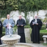  Biskup płocki podkreślił, że spotkanie odbywa się w „dwóch katedrach”: w najstarszej świątyni diecezji wyrażającej duchowe piękno, oraz w ogrodzie, który przypomina „katedrę piękna natury”. 