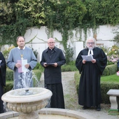  Biskup płocki podkreślił, że spotkanie odbywa się w „dwóch katedrach”: w najstarszej świątyni diecezji wyrażającej duchowe piękno, oraz w ogrodzie, który przypomina „katedrę piękna natury”. 