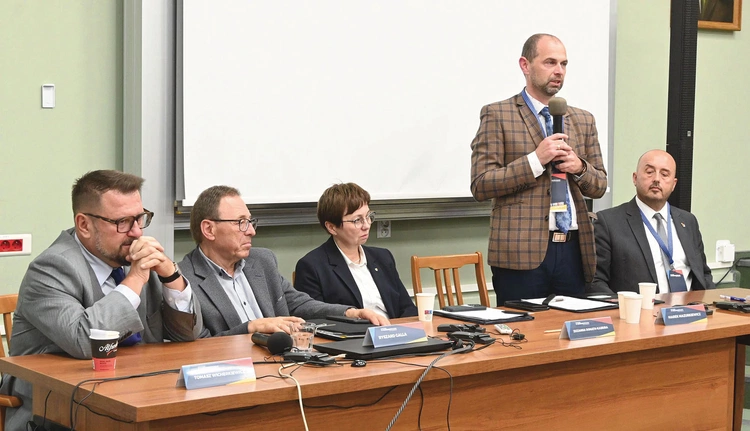 W panelu podsumowującym udział wzięli (od lewej): Tomasz Wicherkiewicz (UAM w Poznaniu), Ryszard Galla (Doradca Marszałka Sejmu RP ds. Mniejszości Narodowych i Etnicznych), Zuzanna Donath-Kasiura (Wicemarszałek WO), Marek Mazurkiewicz (UO), a poprowadził go Lucjan Dzumla (DWPN). 