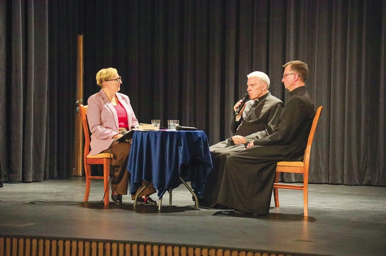 Rozmowę poprowadziła dr Izabela Fac.