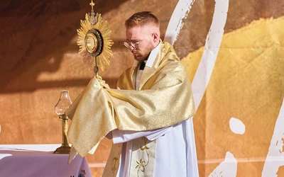 Ważnym momentem wydarzenia była adoracja Najświętszego Sakramentu.